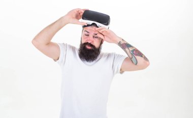 Etkileyici sanal gerçeklik. Adam Vr gözlük beyaz arka plan çıkarmak hipster sakallı. Sanal gerçeklik tarafından etkilendim. Adam kafa monte ile sanal gerçeklik görüntüler. Sanal gerçeklik hipster boğulmuş