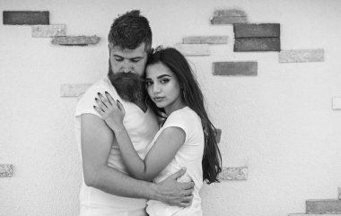 Aşık çift her diğer romantik tarih tadını çıkarın. Aşk romantik tarih sarılma içinde çift duvar arka plan açık havada ışık. Sakallı adam ve kız hugs ya da cuddling. Senin kucak hissetmek çok güzel. İhale kucaklama