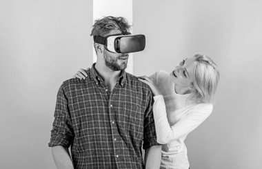 Adam Vr gözlük video oyun keyfini çıkarın. Kız mutlu o ona hediye gibi. Erkekler için hediye fikirleri. Onu mutlu ona sanal gerçeklik gözlük hediye ve tüm gün oyun izin. Şimdiye kadar en iyi hediye. Adam zevk sanal gerçeklik