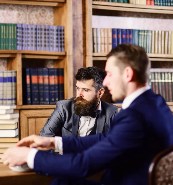 Concepto de profesores y científicos. Hombres de traje, profesores a la antigua , — Foto de Stock