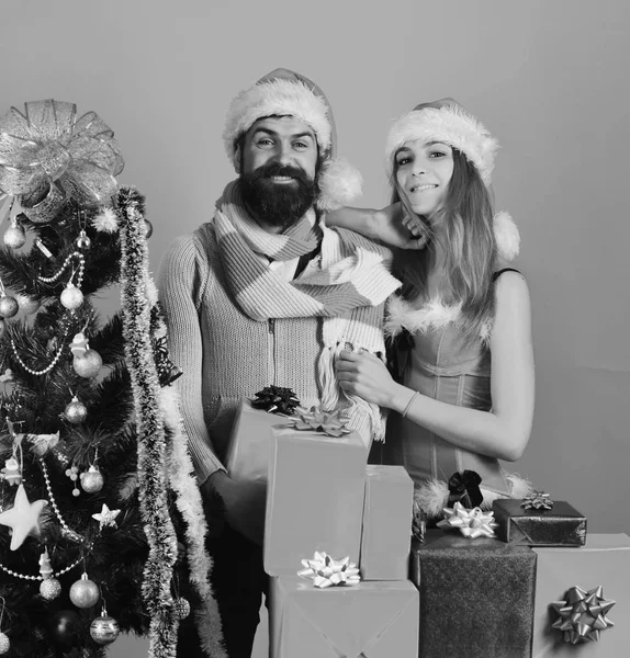 Regali di Natale e concetto di amore. Uomo con barba e donna — Foto Stock