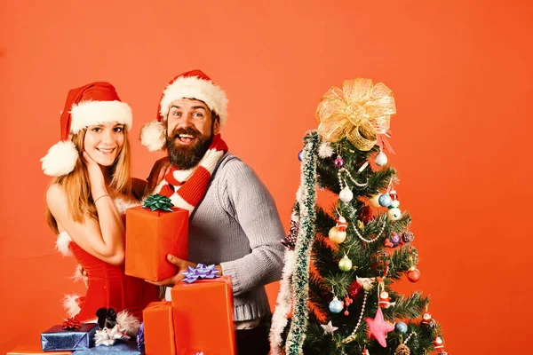 Kerstcadeaus en liefdesconcept. Kerstman en sexy meisje — Stockfoto
