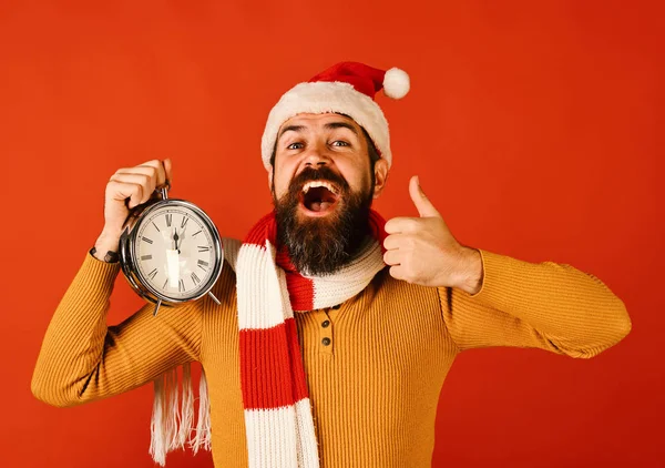Санта держит старые часы с поднятыми большими пальцами. Зимние каникулы — стоковое фото