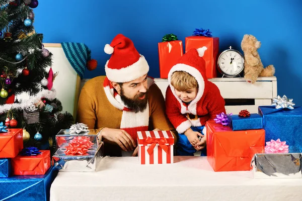 Mann mit Bart und Sohn mit geschockten Gesichtern in der Nähe der Box — Stockfoto