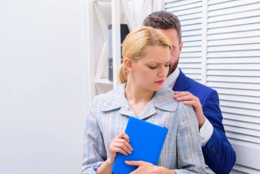 İş yerinde cinsel saldırı ve taciz mağduru. İş adamı, Cinsel Taciz Meslektaşı. İğrenç yüzlü bir kadın..