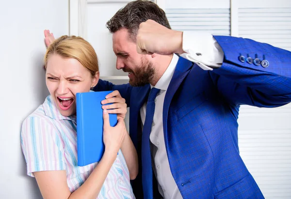 Manager zetten zijn hand op de schouder van zijn secretaresse op het kantoor. Afbreuk doen aan office. Meisje onfatsoenlijk gedrag. — Stockfoto