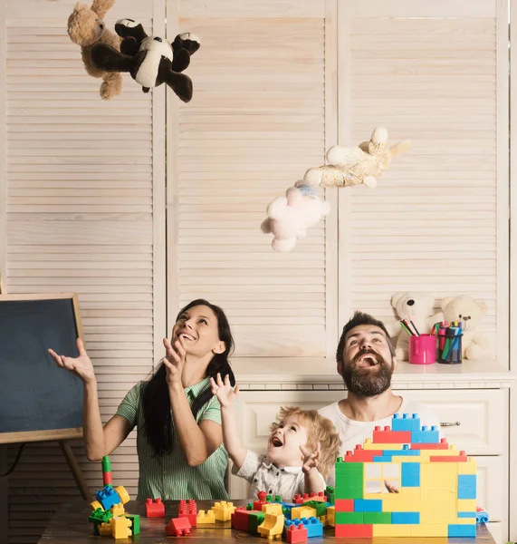 Aile plastik blokları ve peluş oyuncaklar ile oynama. — Stok fotoğraf