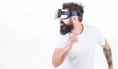 Sanal gerçeklik oyun kavramını. Cyber spor. Adam kafa monte ekran ile etkileşim sanal gerçeklik. Hipster sanal spor oyna. Sanal yarış. Adam oyun Vr gözlük beyaz arka plan sakallı