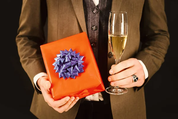 Empresario en traje retro sosteniendo caja de regalo y champán —  Fotos de Stock