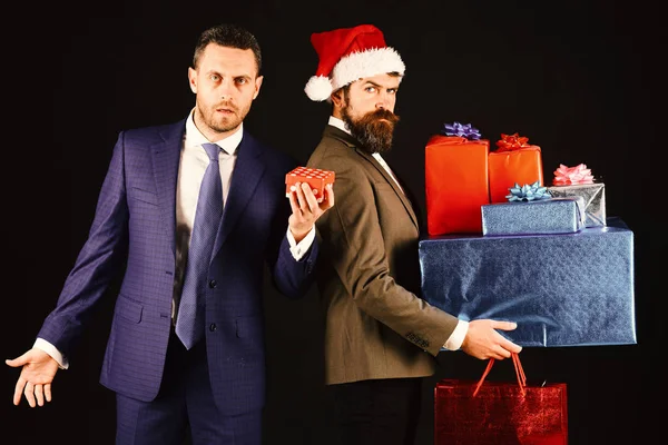 Vánoční online nákupy. Muž v elegantním obleku drží malou krabičku — Stock fotografie