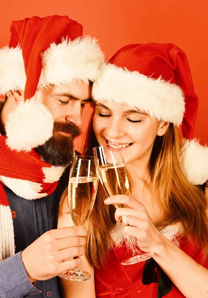 Babbo Natale e ragazza sexy con bevande. Concetto festa di Natale . — Foto Stock