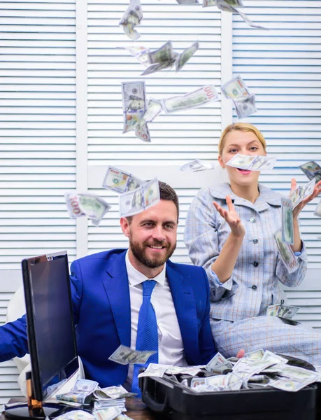 Conceito de negócios, pessoas e finanças. Empresário recebeu dinheiro de seu parceiro na mesa de trabalho no escritório. Um rico. Ganhe dinheiro dicas de negócios fáceis . — Fotografia de Stock