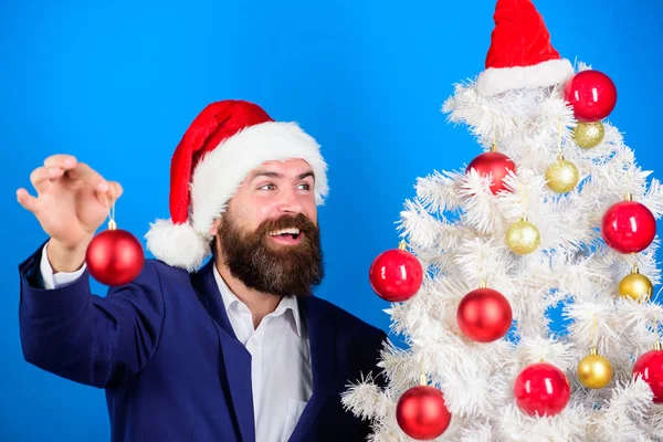 Oferta especial de Navidad. Hombre barbudo hipster llevar traje formal y sombrero de santa. Santa celebrar la decoración de la bola de Navidad. Concepto de negocios y navidad. Empresario le ofrecen unirse a la preparación de Navidad —  Fotos de Stock