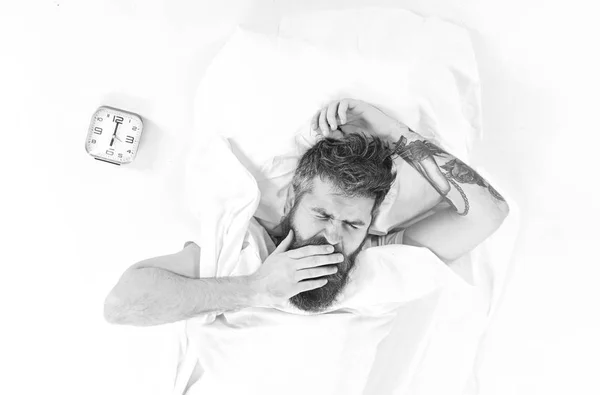 Mann mit Tätowierung schläft morgens, muss aufstehen — Stockfoto