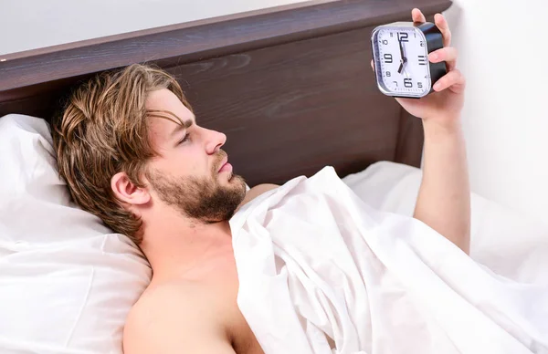 Imagen que muestra a un joven estirándose en la cama. Un hombre guapo bostezando y estirando los brazos. Hombres en la cama . —  Fotos de Stock