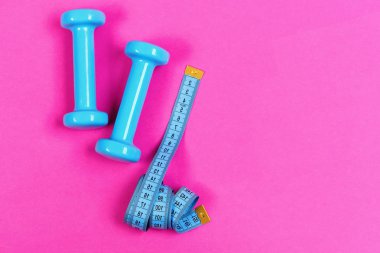 Barbell yanında mezura rulo. Sağlık ve spor