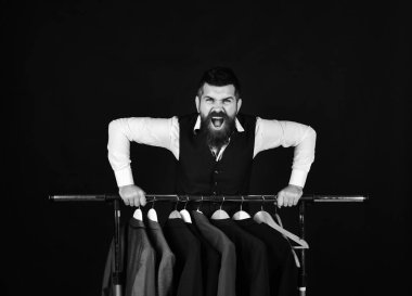 Kızgın yüz siyah arka plan üzerine özel ceketler yakınındaki terzi.