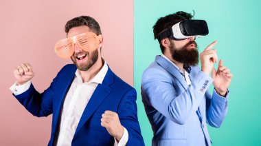Sanal gerçeklik keşfetmek hippi. İş modern teknoloji uygulamak. Gerçek eğlence ve sanal alternatif. Vr gözlük ve çok plastik aksesuar sakallı adam. Adam etkileşim içinde sanal gerçeklik