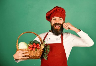 Şef lahana, turp, brokoli ve havuç tutuyor..