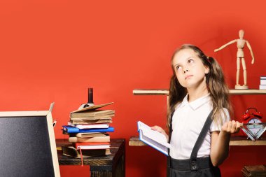 Onun sınıf yüzüne düşünme ile kız öğrenci