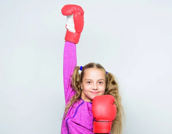 Uppfostran för ledare. Starka barn boxning. Idrott och hälsa-konceptet. Boxning idrott för kvinna. Skicklighet av framgångsrika ledare. Sport uppfostran. Flicka söt barn med röda handskar poserar på vit bakgrund — Stockfoto