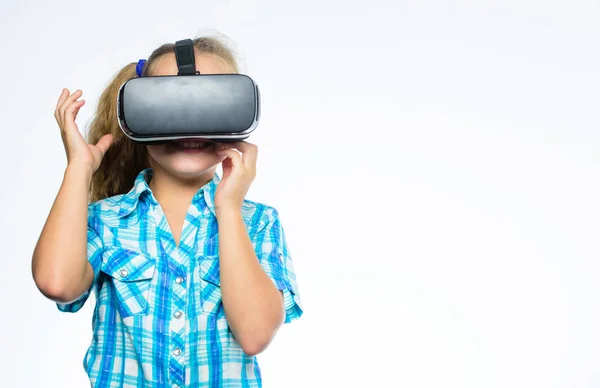 Conceito de realidade virtual. Menina bonito criança com cabeça montada exposição no fundo branco. A criança pequena usa a tecnologia moderna realidade virtual. Educação virtual para alunos da escola. Obtenha experiência virtual — Fotografia de Stock