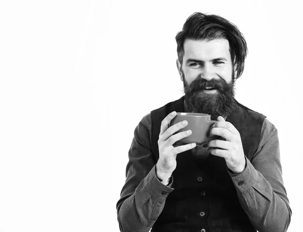 Homem barbudo segurando xícara com café, chá com rosto feliz — Fotografia de Stock