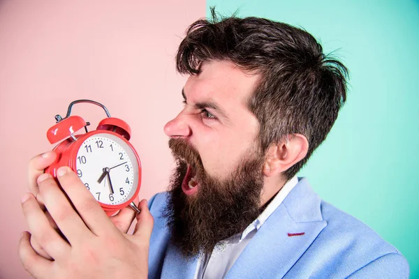 Hur mycket tid tills deadline. Dags att arbeta. Mannen skäggig aggressiva affärsman håll klockan. Stress-konceptet. Hipster stressande arbetsschema. Affärsman har brist på tid. Tid ledningskompetens — Stockfoto