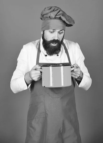 Концепція кухонного посуду. Чоловік з бородою тримає посуд — стокове фото