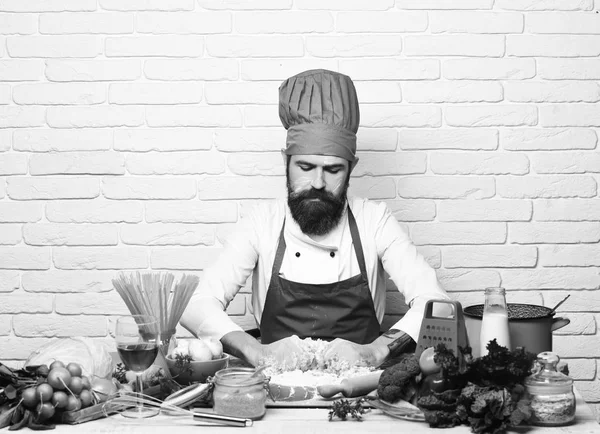 El chef hace dinero. Cocinar con la cara seria en uniforme de color burdeos — Foto de Stock
