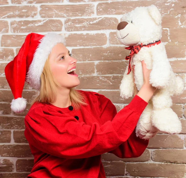 Feliz Navidad y feliz año nuevo. Mujer sonriente celebrando la Navidad. chica feliz en sombrero de Santa Claus. Fiesta de año nuevo. entrega regalos de Navidad. Se acerca el Año Nuevo. Sorpresa inesperada — Foto de Stock