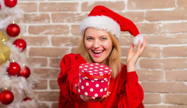 Prettige kerstdagen en gelukkig Nieuwjaar. Nieuwjaar party. gelukkig meisje in Kerstman hoed. levering Kerstcadeaus. Lachende vrouw vieren Kerstmis. Het vastleggen van een gelukkig moment. Tijd om te vieren — Stockfoto