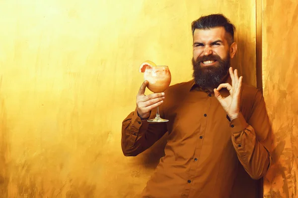 Brutal caucásico hipster celebración tropical alcohólico fresco cóctel — Foto de Stock