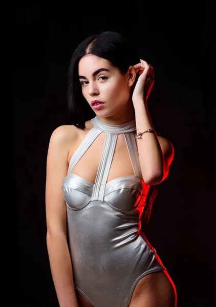 Vrouw slijtage zilveren modieuze Romper lingerie. Kosmische mode. Aantrekkelijk lichaam van het meisje futuristische mode lingerie dragen. Futuristische mode concept. Lady slijtage sexy ruimteschip uniforme zwarte achtergrond — Stockfoto