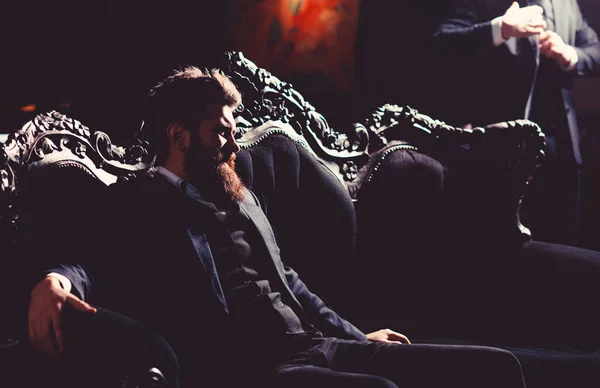 Jeune homme élégant avec barbe assis sur un canapé en roo vintage — Photo