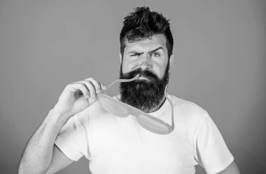 Hippi giyim çekim gölgeler güneş gözlüğü. Göz koruma aksesuar kavramı. Moda aksesuar. Adam hipster giyer dev louvered güneş gözlüğü sakallı. Öznitelik ve şık aksesuar güneş gözlüğü parti