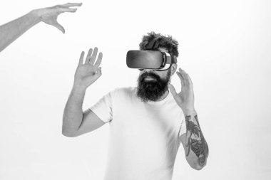 Sakal ve erkek yarışmacı karşı koruyucu jest sanal bilgisayar oyunu, oyun kavramı gerçeğe dövme olan adam. Sakallı adam korkmuş yüz beyaz arka plan üzerinde izole Vr goglers