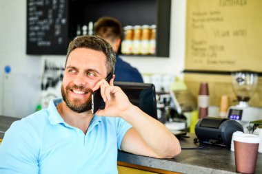Adam akıllı telefon sipariş kahve. Kahve molası kavramı. Kafede karşılamak sağlar. Adam telefon konuşma kafe barista arka plan. Beklerken kahve içmek. Kahve meşgul insanlar için seçenek götürün