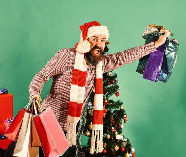 Yeşil arka planda sakallı ve neşeli yüzlü bir adam.