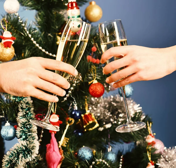 Рождество и веселая концепция. Мужчина и женщина с напитками — стоковое фото