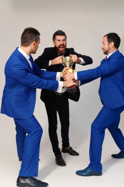 Gri arka planda resmi takım elbiseli çılgın yüzlü iş adamları..