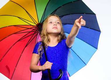 Sonbahar için parlak aksesuar. Küçük kız şemsiye yağmurlu bir gün hava ile. Küçük kız şemsiye ile. Sonbahar moda. Olumlu olsa Sonbahar yağmur sezonu kal. Fikirleri nasıl hayatta bulutlu sonbahar günü