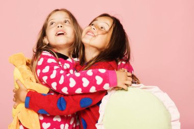 Çocuk şaşırmış yüzleri ve bağsız kıl sarılmak ile