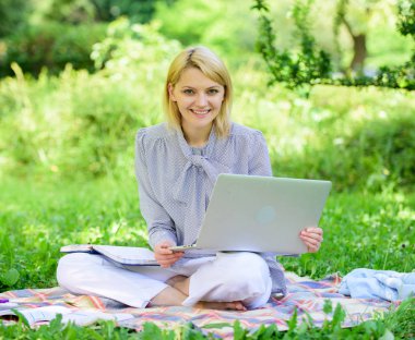 Serbest meslek hayatına rehberlik et. Hoş bir uğraş. İş kadını dışarıda serbest çalışıyor. Başarılı bir serbest yazar ol. Dizüstü bilgisayarı olan kadın çimlerin üzerinde oturuyor. Çevrimiçi serbest kariyer kavramı