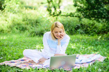 Freelancing iş başlatmak için adımları. Kadın laptop ya da defter ile halı yeşil çim çayır üzerinde oturmak. Bayan freelancer iş açık havada. Online iş fikirleri kavramı. İş piknik kavramı