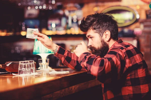 Concepto de bebidas alcohólicas. Hipster sostiene vaso con bebida alcohólica —  Fotos de Stock