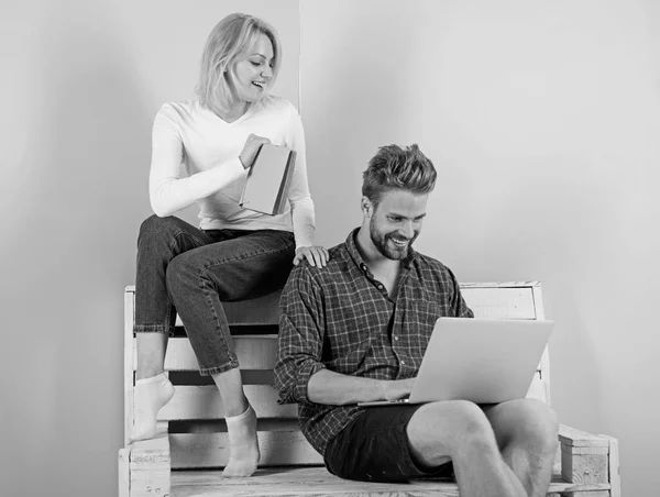 Couple d'étudiants avec livre et ordinateur portable étudiant. Les étudiants modernes utilisent plutôt une approche numérique dépassée. L'homme et la femme utilisent une approche d'apprentissage différente. Les étudiants passent leurs loisirs à se préparer à l'examen d'entrée — Photo