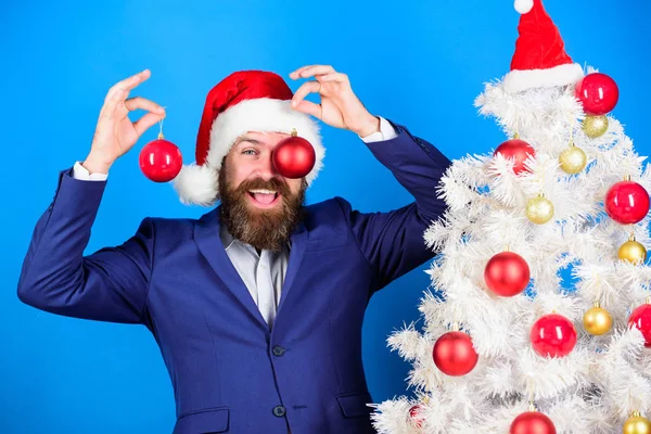 Santa segurar decoração bola de Natal. Férias significam diversão. Homem barbudo hipster usa fato formal e chapéu de Pai Natal. Empresário juntar-se preparação de Natal. Diversão de Natal. Conceito de negócios e Natal — Fotografia de Stock