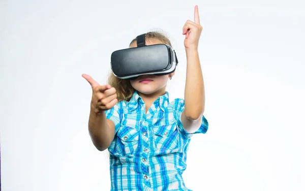 Menina bonito criança com cabeça montada exposição no fundo branco. Obtenha experiência virtual. Conceito de realidade virtual. Kid explorar tecnologia moderna realidade virtual. Educação virtual para alunos da escola — Fotografia de Stock