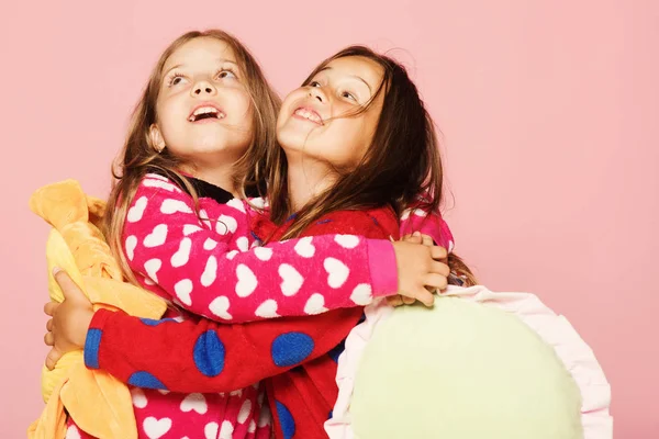 Çocuk şaşırmış yüzleri ve bağsız kıl sarılmak ile